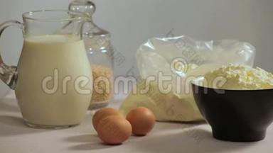 牛奶和鸡蛋在桌子上。 烹饪用有机食材.. 烘焙原料